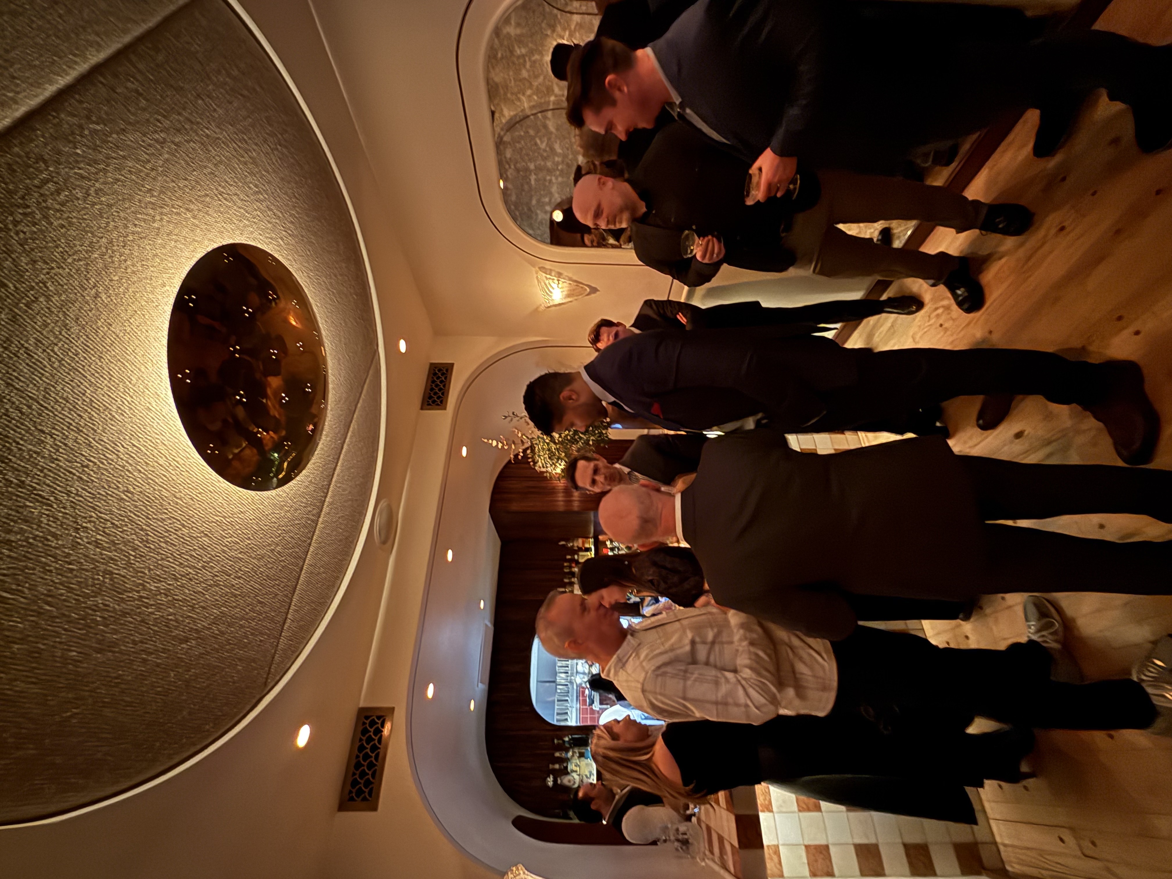 Cocktail and conversation moment at the private Don Angie evening